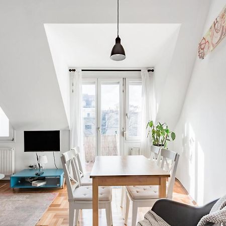 Relax Into Loft Living At A Light-Filled City Escape Budapest Exterior photo